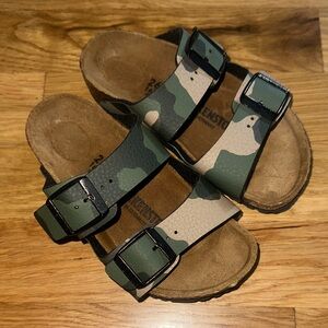 Birkenstocks Youth Camo Classic Two Strap Sandals sz 26 NWOT